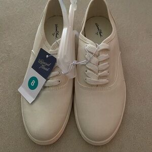 Universal Thread ~ cream lace-up sneaker shoe ~ size 8 ~ NWT